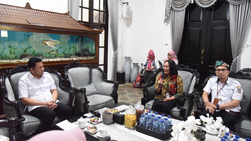 Bupati Sidoarjo Subandi menerima Kunjungan 2 orang dari tim penilai IGA 2025, di Pendopo Delta Wibawa