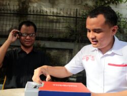 Momen Pekerja Tunanetra Bersyukur Dapat Kacamata Pintar dari Prabowo: Alat Canggih