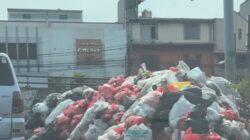 sampah yang berserakan di jalan kawasan Ciputat, Tangerang Selatan.