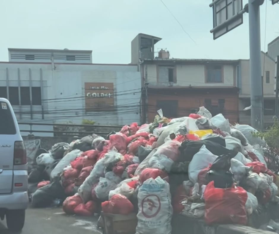 sampah yang berserakan di jalan kawasan Ciputat, Tangerang Selatan.
