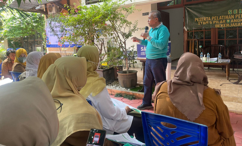 Dinkes Jatim bersama DR Koen Irianto Uripan S.H., S.M., M.M. melaksanakan Pelatihan Peningkatan Sanitarian Angkatan IV di MiniLab Teknologi Tepat Guna (TTG) Sanitasi, Surabaya.