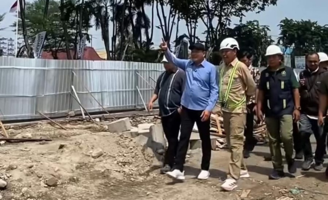 Proyek Revitalisasi Alun-Alun Sidoarjo senilai Rp24,6 miliar mendapat sorotan tegas dari Bupati Sidoarjo, Subandi