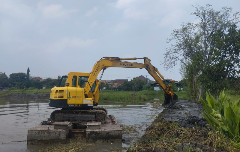 PU BMSDA dan DLHK kerahkan sejumlah alat berat untuk percepatan normalisasi sungai di berbagai wilayah Kabupaten Sidoarjo.