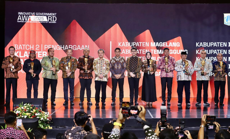 Sidoarjo raih anugerah Innovative Government (IGA) Award 2025, sebagai Kabupaten Terinovatif. Penghargaan tersebut diraih berkat berbagai rangkaian inovasi dalam pelayanan publik. 