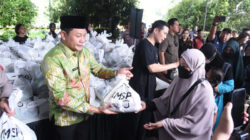 Forkopimda Sidoarjo bersama Yayasan Mawar Sharon Peduli (MSP) membagikan 1.000 paket sembako dan 1.000 porsi makanan gratis kepada warga serta pengemudi ojek online.