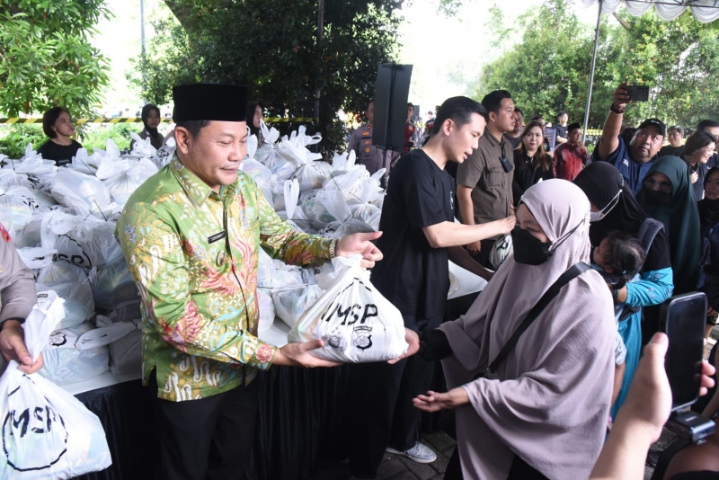 Forkopimda Sidoarjo bersama Yayasan Mawar Sharon Peduli (MSP) membagikan 1.000 paket sembako dan 1.000 porsi makanan gratis kepada warga serta pengemudi ojek online.
