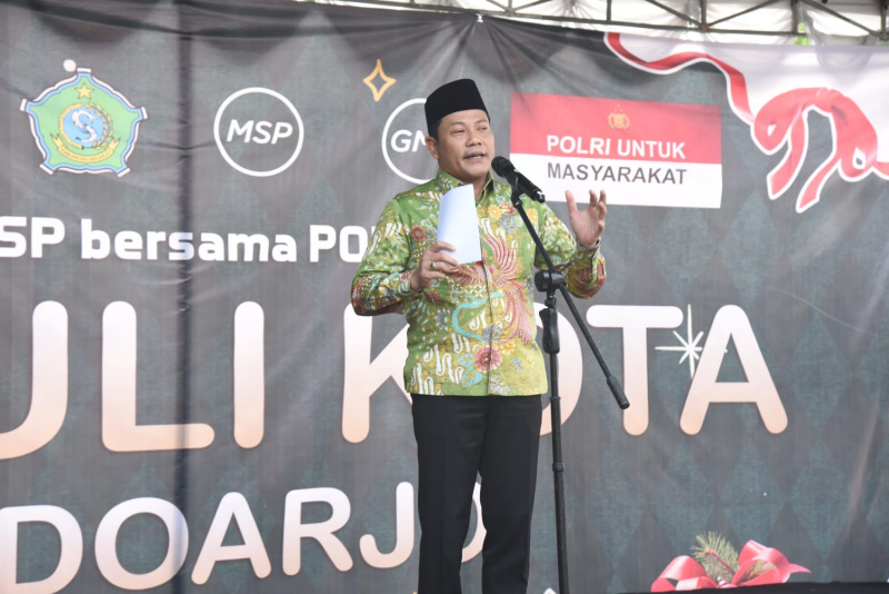 Forkompimda Sidoarjo bersama Yayasan Mawar Sharon Peduli (MSP) membagikan 1.000 paket sembako dan 1.000 porsi makanan gratis kepada warga serta pengemudi ojek online.