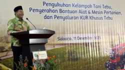 Bantuan Alsintan dan Kredit Usaha Rakyat diserahkan Bupati Sidoarjo H. Subandi, sebagai upaya mewujudkan ketahanan pangan yang berkelanjutan.