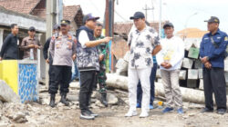Dua proyek infrastruktur Pemerintah Kabupaten Sidoarjo di wilayah Desa Bringinbendo dan Desa Trosobo, Kecamatan Taman, Sidoarjo, disidak langsung oleh Bupati Sidoarjo