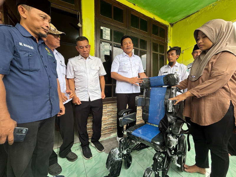 Bupati Sidoarjo Subandi mengunjungi keluarga Nisa dan menyerahkan kursi roda untuk Nasya penderita disabilitas.