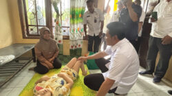 Bupati Sidoarjo Subandi mengunjungi keluarga Nisa dan menyerahkan kursi roda untuk Nasya penderita disabilitas.