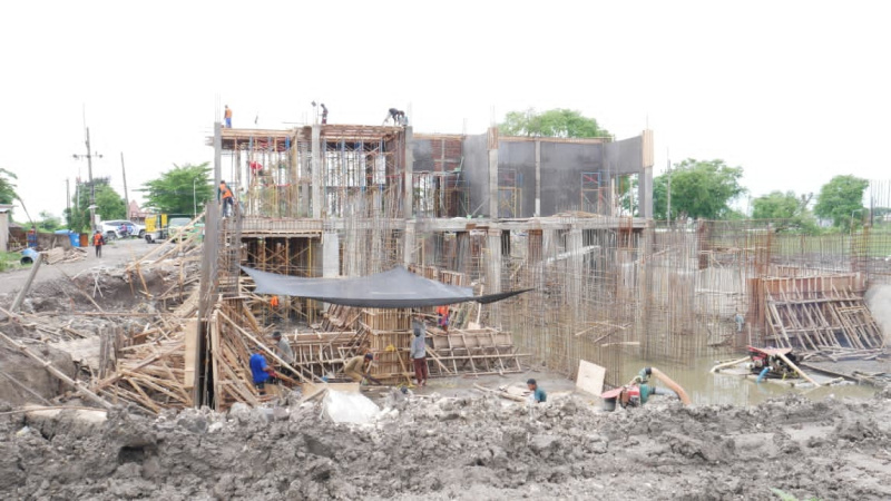 Bupati Sidoarjo Subandi sidak Proyek pembangunan rumah pompa di Kedungpeluk