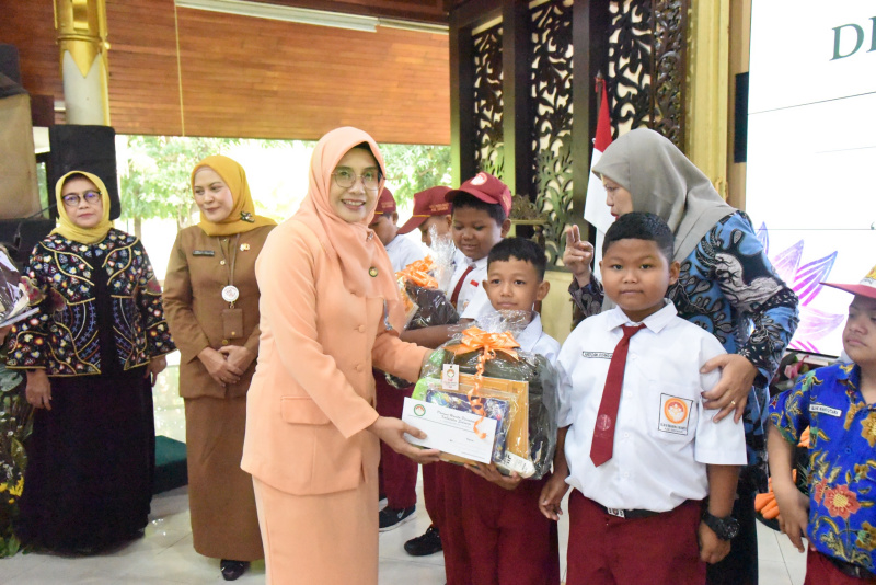 Peringatan HUT ke-26 Dharma Wanita Persatuan (DWP) Kabupaten Sidoarjo berlangsung khidmat sekaligus penuh kepedulian sosial.