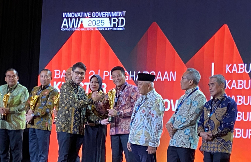 Sidoarjo raih anugerah Innovative Government (IGA) Award 2025, sebagai Kabupaten Terinovatif. Penghargaan tersebut diraih berkat berbagai rangkaian inovasi dalam pelayanan publik. 