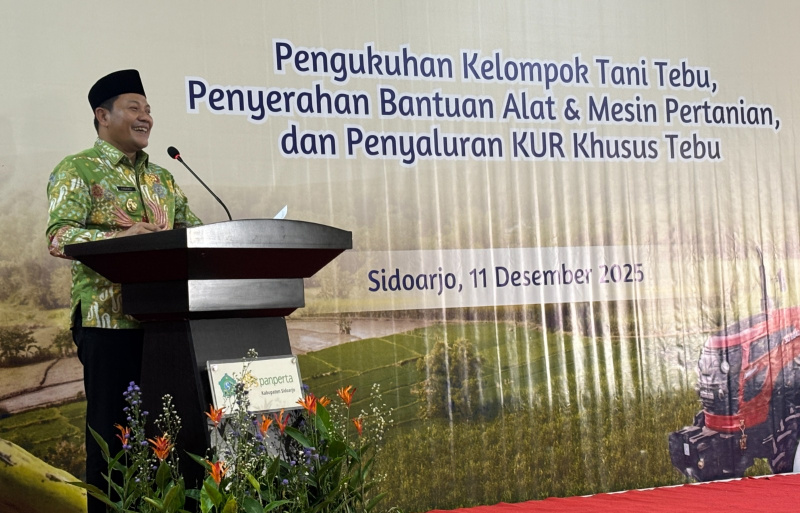 Bantuan Alsintan dan Kredit Usaha Rakyat diserahkan Bupati Sidoarjo H. Subandi, sebagai upaya mewujudkan ketahanan pangan yang berkelanjutan.