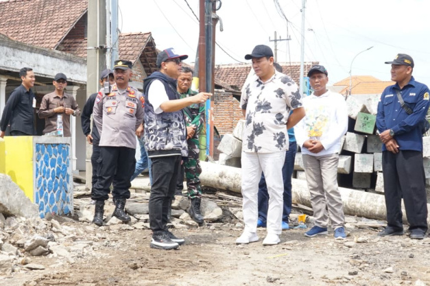 Dua proyek infrastruktur Pemerintah Kabupaten Sidoarjo di wilayah Desa Bringinbendo dan Desa Trosobo, Kecamatan Taman, Sidoarjo, disidak langsung oleh Bupati Sidoarjo